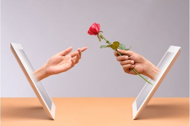 the-importance-of-online-romance-in-21-century