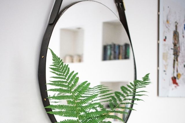 how-to-place-a-mirror-in-relation-to-other-wall-decoration-items